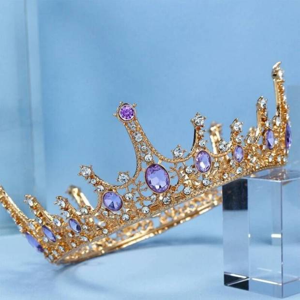 Nejedlá dekorace kovová Koruna zlatá s fialovými kameny