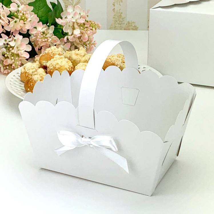 Svatební košíček na cukroví bílý s bílou mašlí (13 x 9 x 9,5 cm)