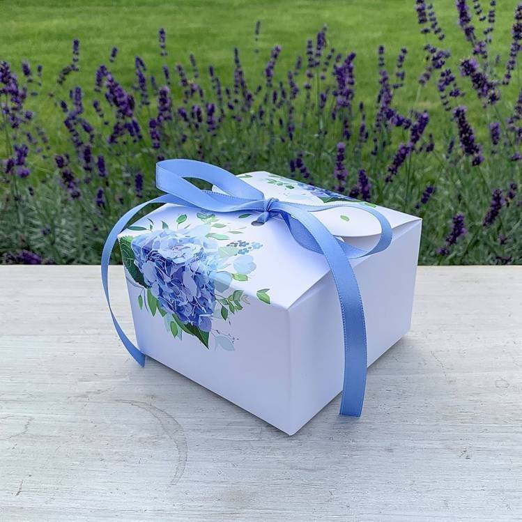 Svatební krabička na výslužku bílá s modrými hortenziemi s mašlí (11 x 11 x 7 cm)